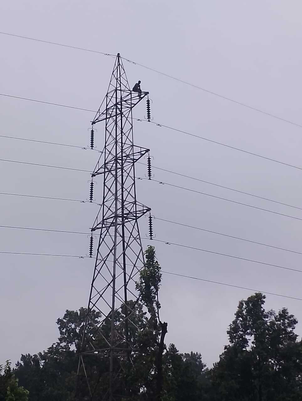 Giridih News: 33 हजार वोल्ट के बिजली टावर पर चढ़ा युवक, घंटों मशक्कत कर किया गया रेस्क्यू