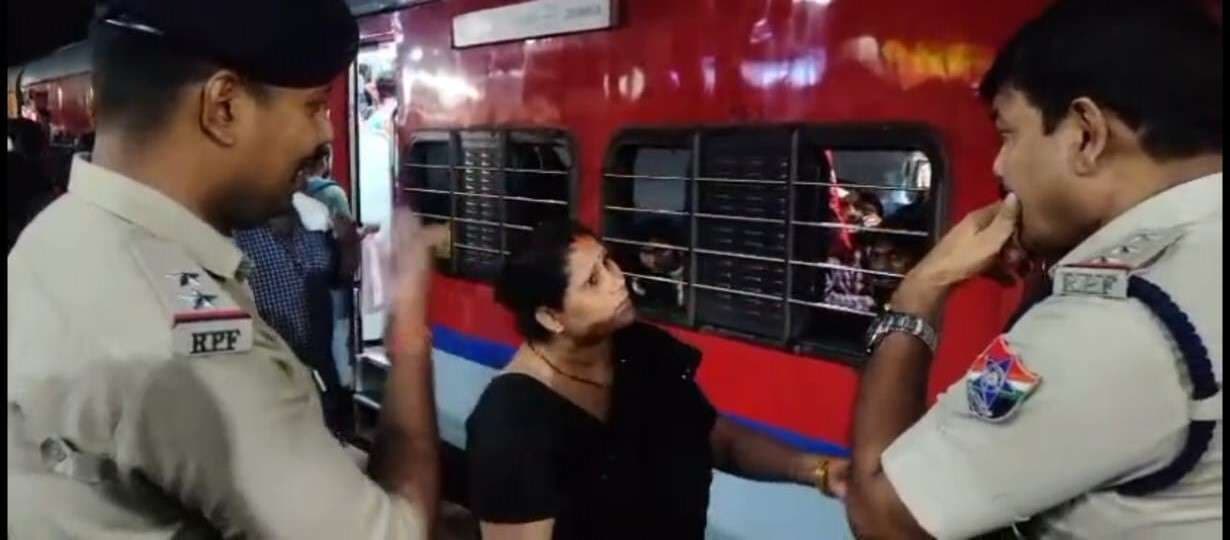 Dhanbad News: चलती ट्रेन में चढ़ने के दौरान ट्रैक पर गिरी महिला, आरपीएफ ने बचाया