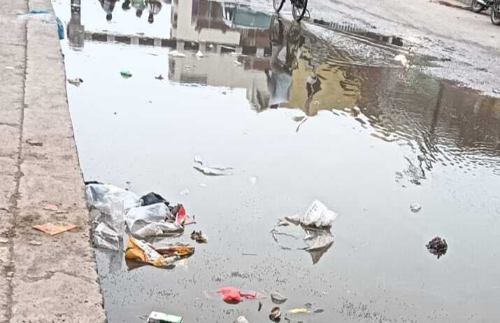 बारिश से लालापुर सड़क पर जलजमाव, परेशानी