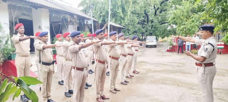 Motihari: रन फॉर यूनिटी दौड़ में शामिल हुए पुलिस पदाधिकारी व जवान