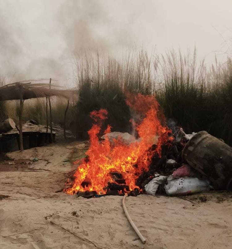 hajipur news. राघोपुर में देसी शराब की छह भट्ठियां की गयीं ध्वस्त