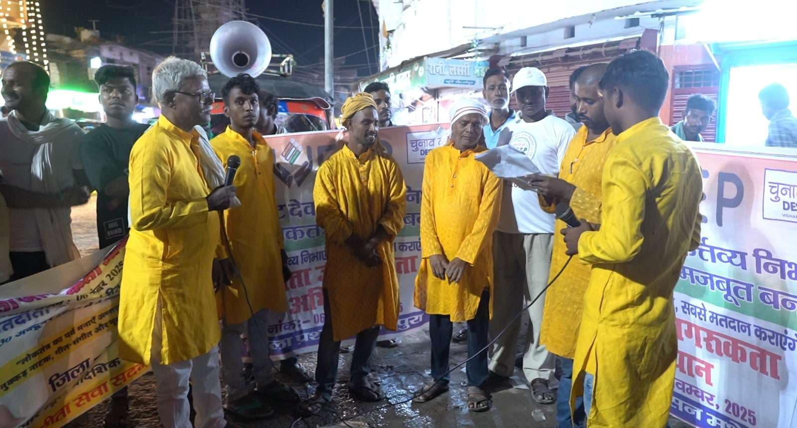 गीत, संगीत, नुक्कड़ नाटक के माध्यम से मतदाताओं किया जागरूक