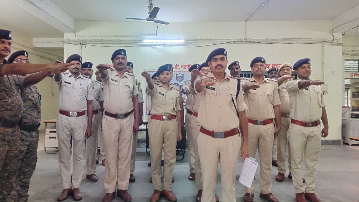 राष्ट्रीय एकता, अखंडता व समरसता बनाए रखने की पुलिसकर्मियों ने ली शपथ