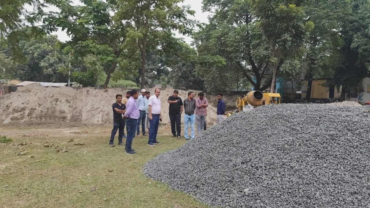 मतदान केंद्र पर भवन निर्माण कार्य कराया बंद