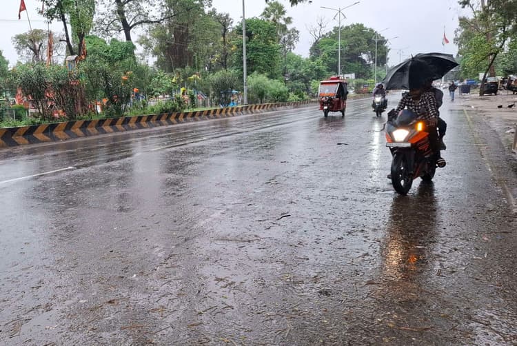 मोंथा का कहर: अगले दो दिनों तक बारिश से राहत नहीं, अलर्ट जारी