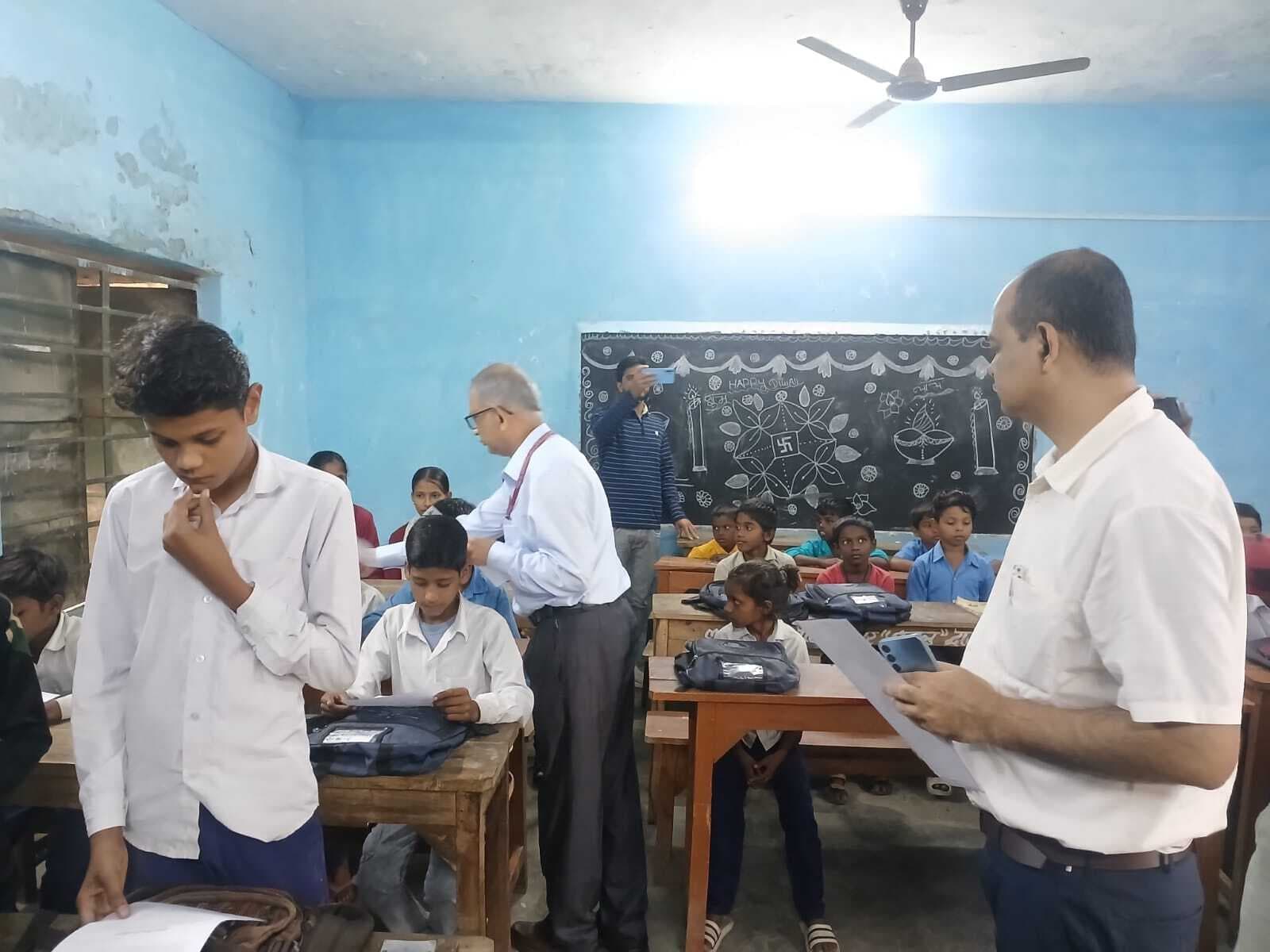 बच्चों के बीच संकल्प पत्र का किया वितरण