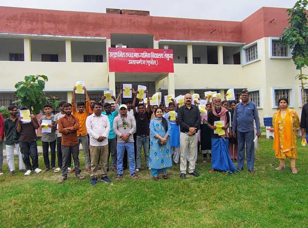 छात्रों के बीच संकल्प पत्र का किया गया वितरण