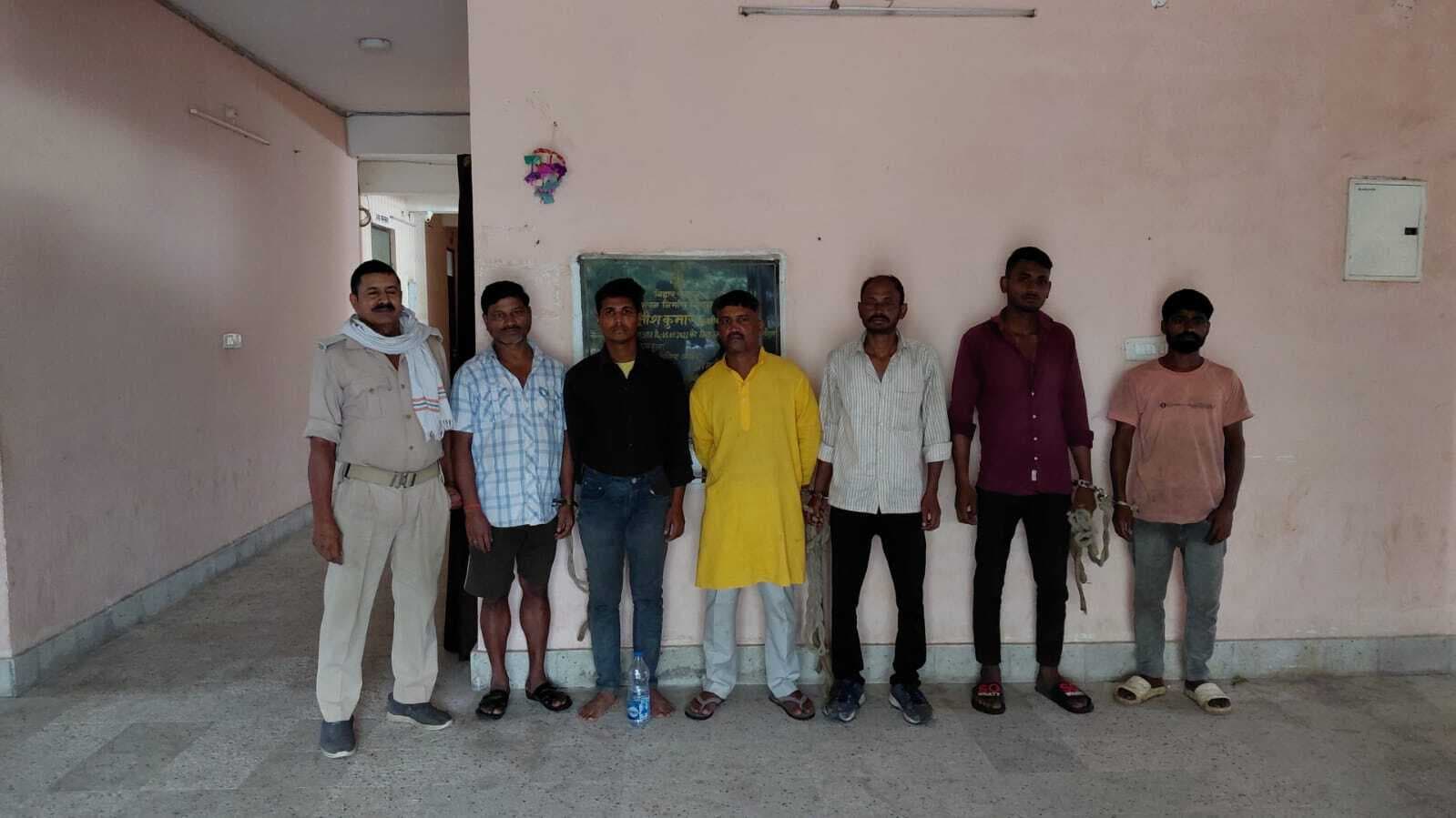 दो शराब तस्कर व चार शराबी गिरफ्तार