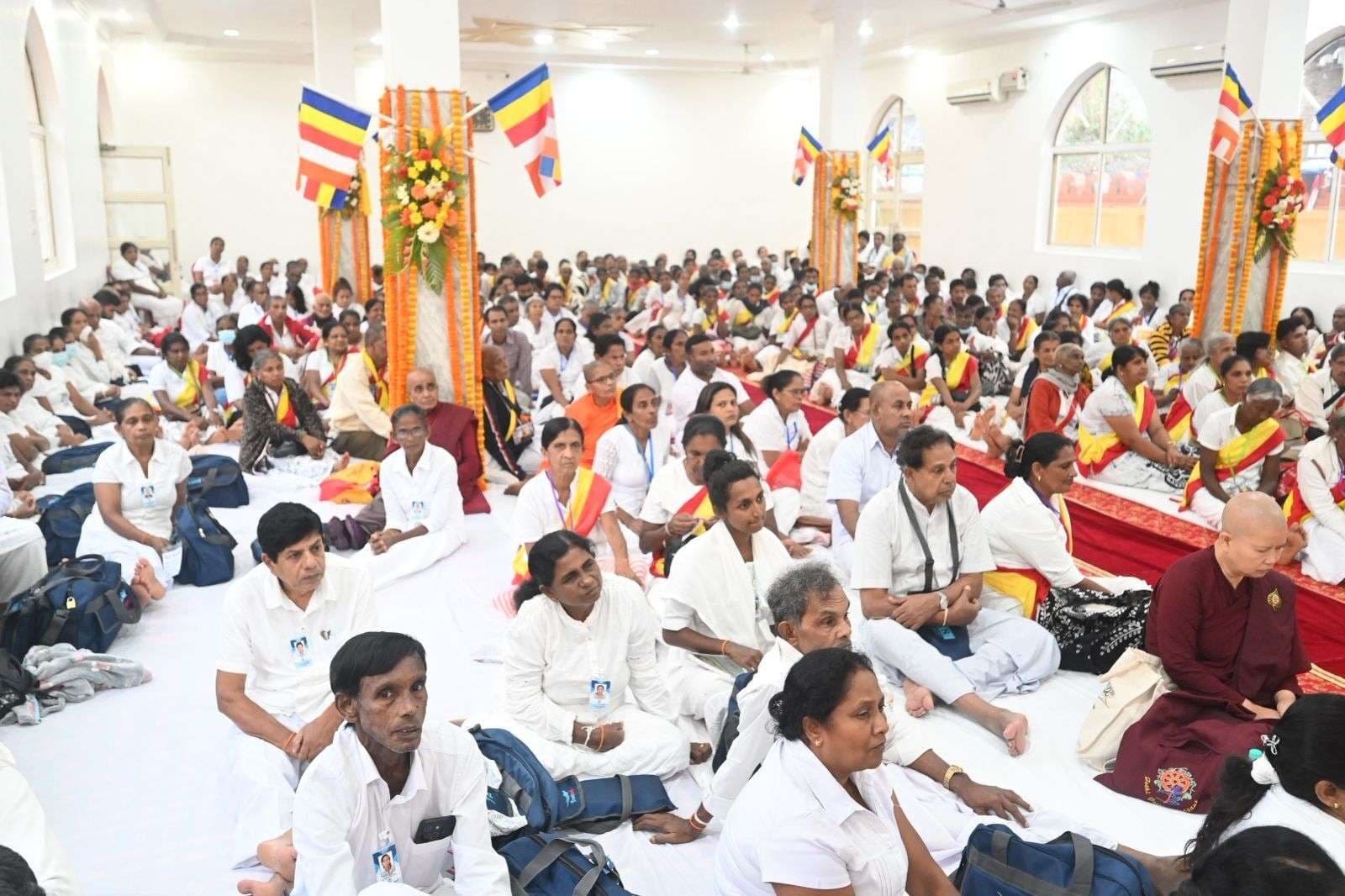 श्रीलंका बौद्ध मठ में महापरित्राण पाठ कर रोगमुक्त होने की कामना की