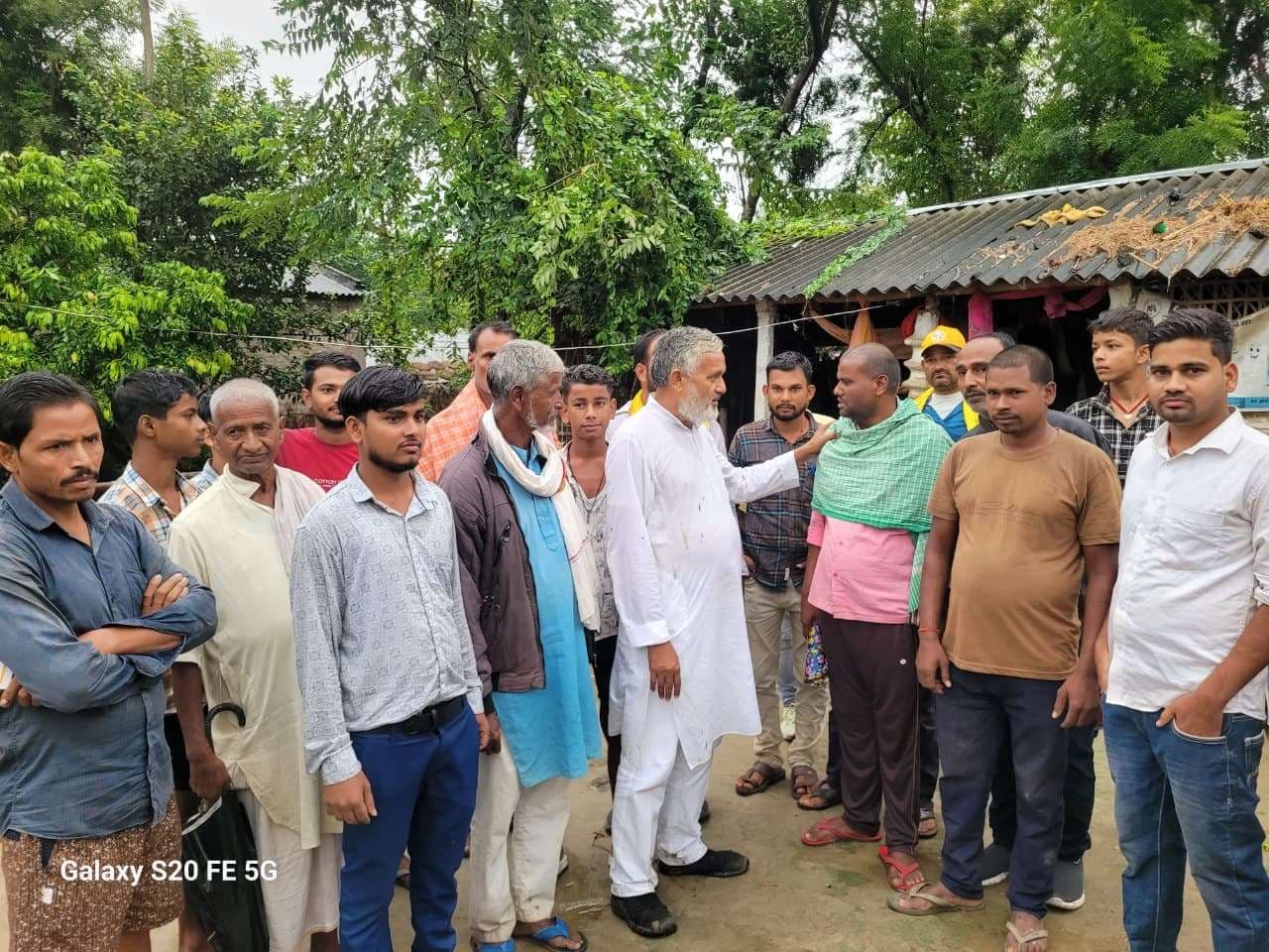 सहरसा विस 2025 : बारिश के बीच जनसंपर्क में जुटे जन सुराज उम्मीदवार किशोर कुमार