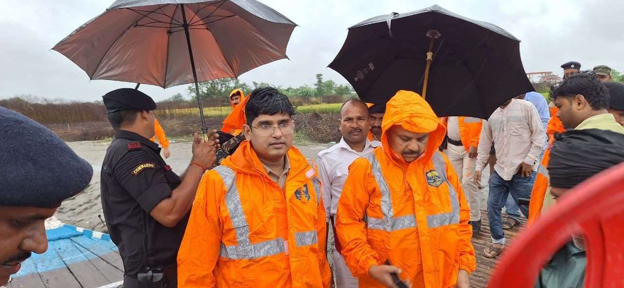 सहरसा विधानसभा 2025 : डीएम व एसपी ने नाव से भ्रमण कर नदी की दूसरे तरफ स्थित मतदान केंद्रों का किया निरीक्षण