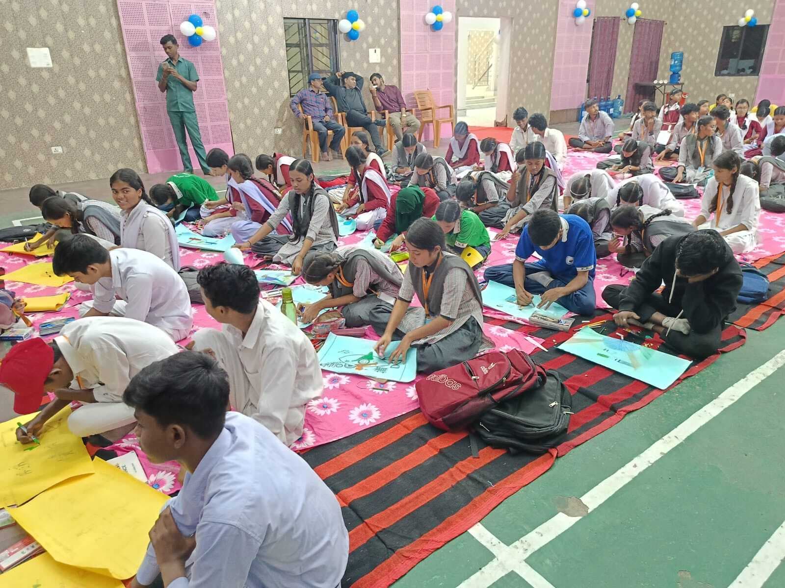 स्कूली बच्चों के बीच निबंध व चित्रांकन प्रतियोगिता