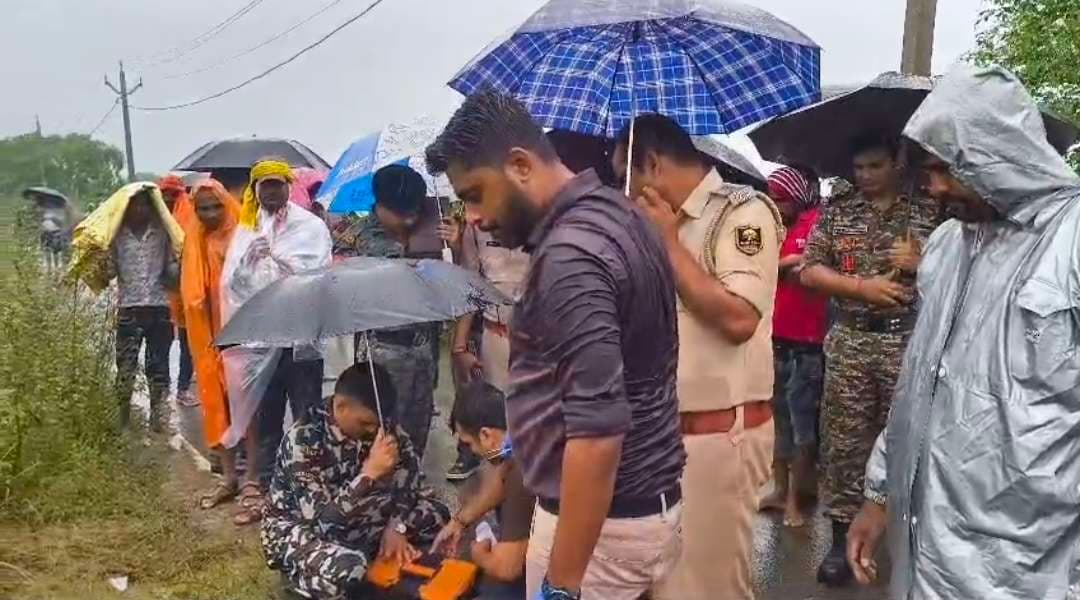 छेका का बाजार करने निकले बाप-बेटे की गोली मारकर हत्या