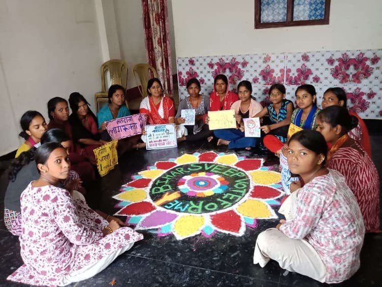 आंगनबाड़ी केंद्रों में रंगोली बनाकर मतदाताओं को किया जागरूक