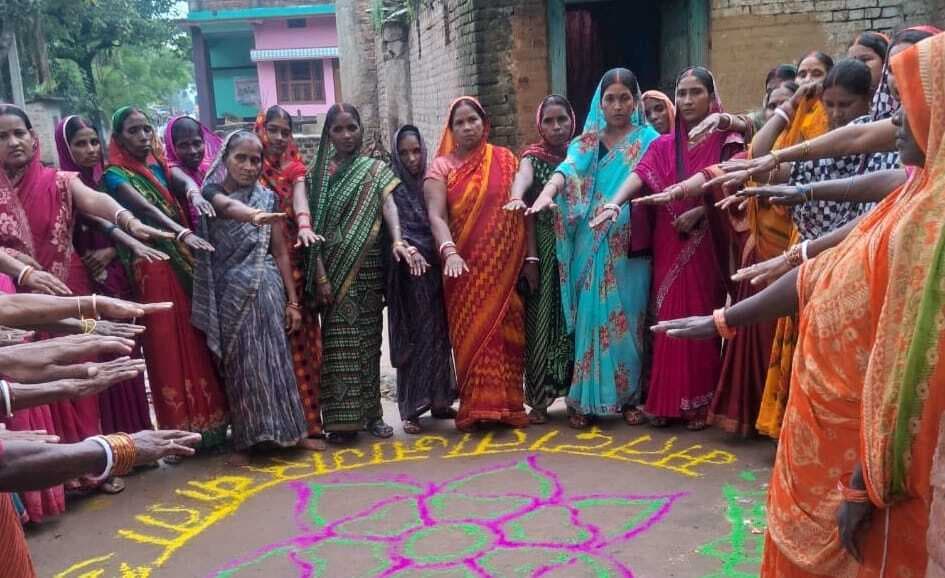 जीविका दीदियों ने मेहंदी प्रतियोगिता कर मतदान के प्रति किया जागरूक