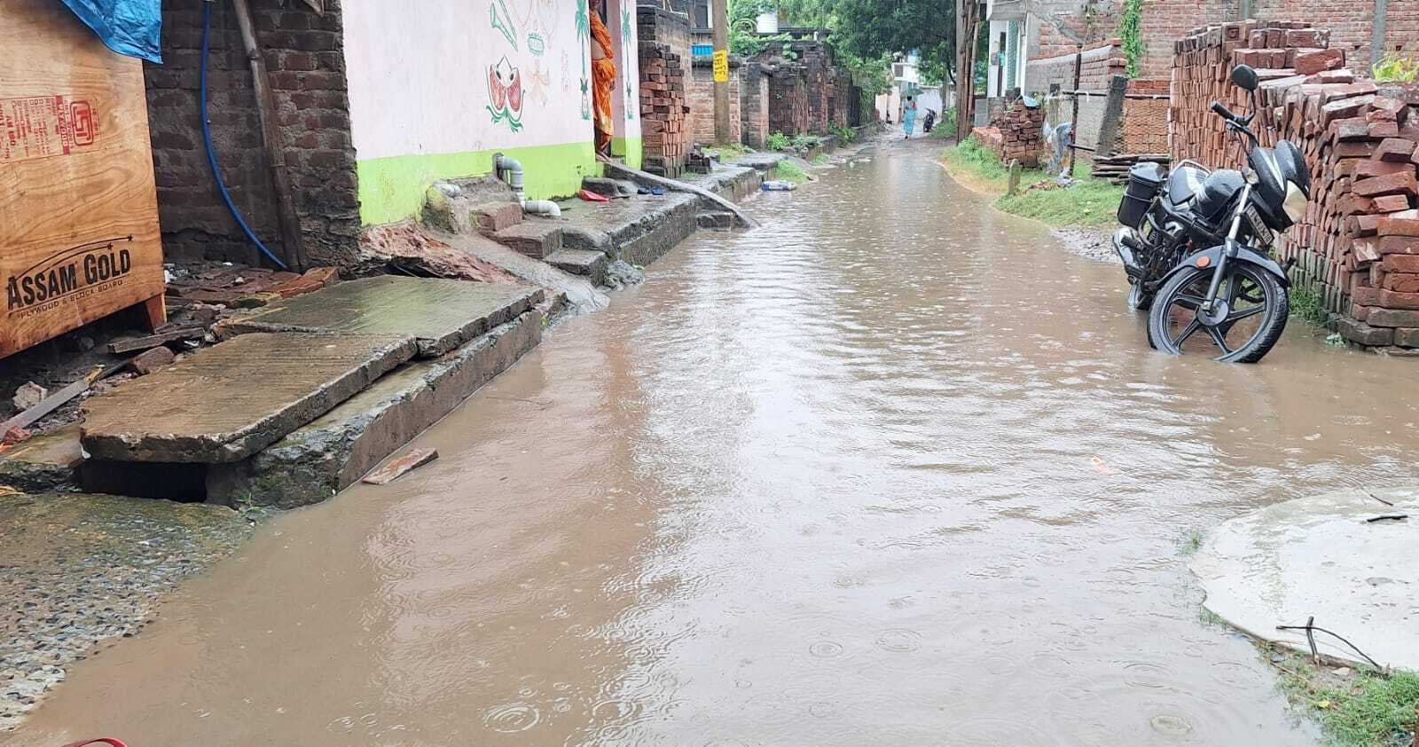 पतसंडा पंचायत के वार्ड एक में सड़क बनी तालाब, जलजमाव से ग्रामीण बेहाल