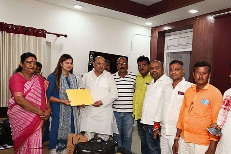 Bihar Election 2025: चिराग की सांसद की बेटी को JDU ने दिया टिकट, गायघाट से उतरीं वीणा देवी की बेटी कोमल सिंह