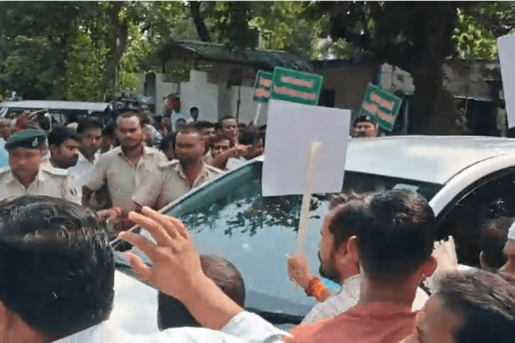 Bihar Chunav: समर्थकों ने घेरी लालू-तेजस्वी की गाड़ी, मसौढ़ी विधायक की टिकट काटने की मांग, VIDEO