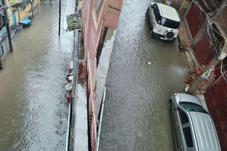 Bihar Heavy Rain: बिहार के इस जिले में मूसलाधार बारिश ने मचाई तबाही, सड़कें बनीं तालाब, सभी स्कूल रहेंगे बंद