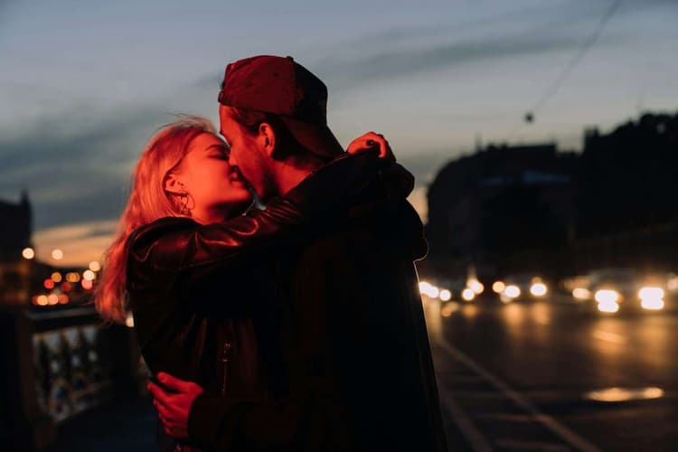 Kissing Tips: क्यों एक किस कम से कम 6 सेकंड्स की होनी चाहिए? एक्सपर्ट्स से जानें कारण