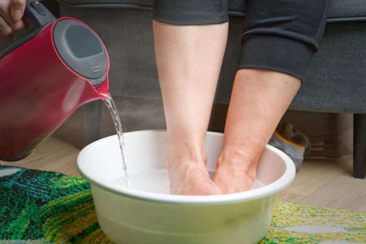 Foot Care Tips: रोजाना बस 20 मिनट नमक वाले पानी में डुबोएं अपना पैर, इस समस्या का हो जाएगा समाधान