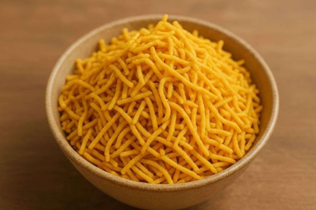 Besan Bhujia Recipe: कम समय में तैयार करें बाजार जैसी क्रिस्पी बेसन भुजिया, जानें बनाने का तरीका