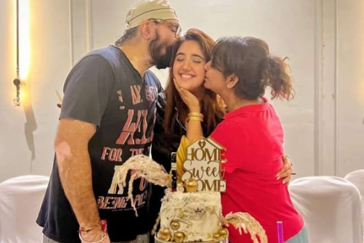 Bigg Boss 19: बिग बॉस 19 से बाहर हुई अशनूर कौर, घर लौटते ही परिवार ने दिया वार्म वेलकम