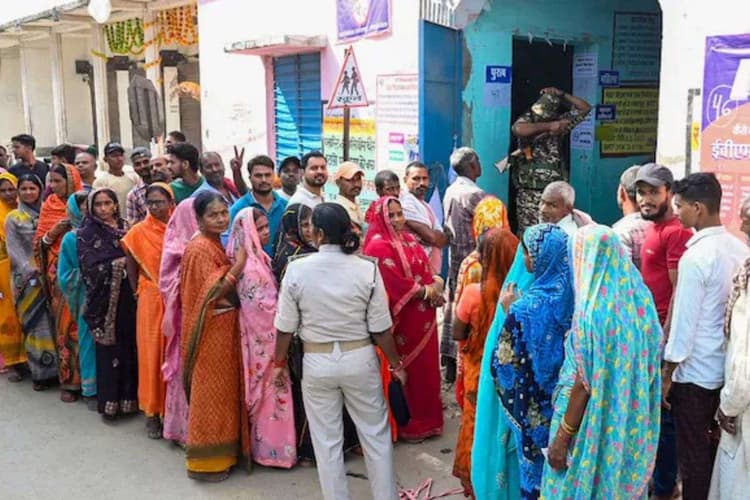 Bihar Chunav 2025: पहले चरण में बिहार ने तोड़ा रिकॉर्ड, देर शाम बढ़ी वोटिंग ने तय की कई सीटों की किस्मत
