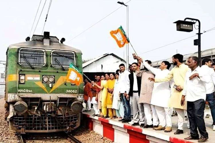 Bihar Elections 2025: पड़ोसी राज्यों से बिहार वोटिंग के लिए चल रहीं फ्री ट्रेनें, रहना-खाना सब पार्टियों के तरफ से