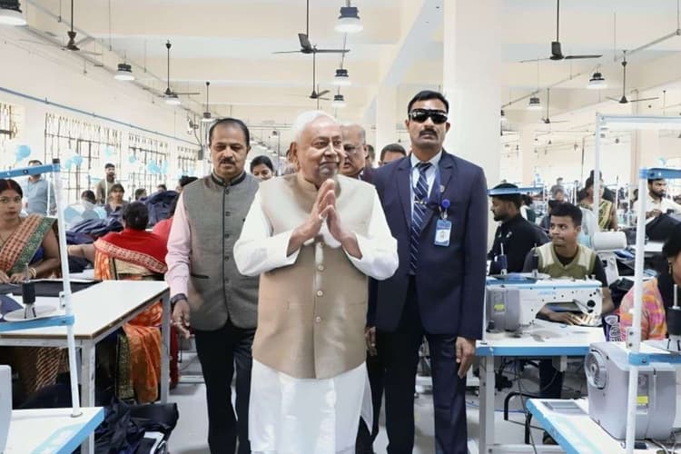 Bihar News: 10वीं बार शपथ के बाद पहली बार हाजीपुर पहुंचे CM नीतीश, रूस को जूते भेजने वाली फैक्ट्री का किया निरीक्षण