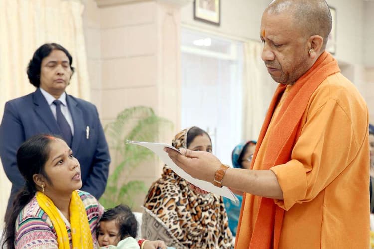 CM Yogi in Action : मासूम के जीवन की गुहार पर तुरंत हरकत में आए सीएम योगी