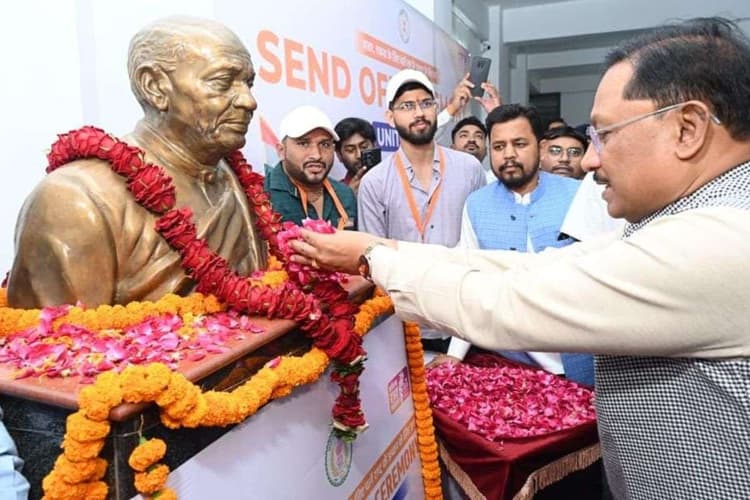 छत्तीसगढ़ के 68 युवा राष्ट्रीय पदयात्रा के लिए रवाना, सीएम विष्णुदेव साय ने दिखाई हरी झंडी
