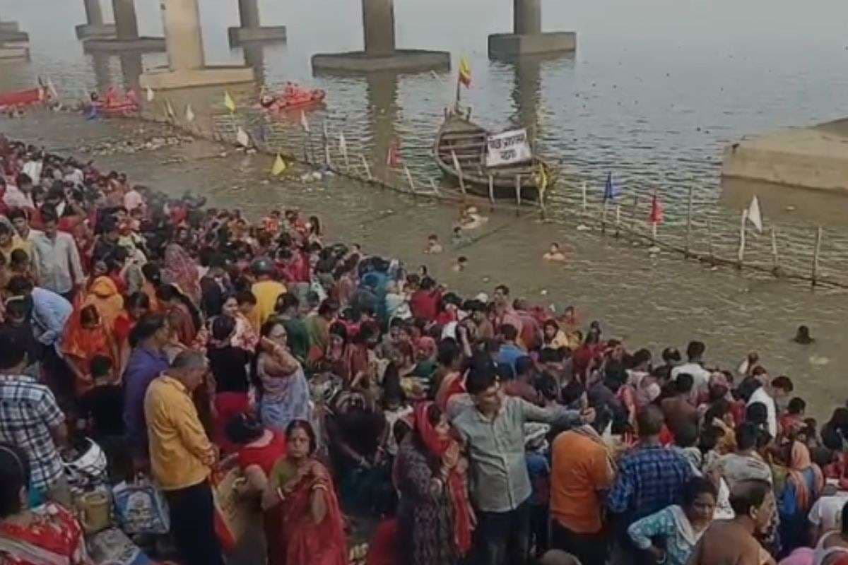 Devotees take holy dip at Ganga Ghats on Kartik Purnima (2)