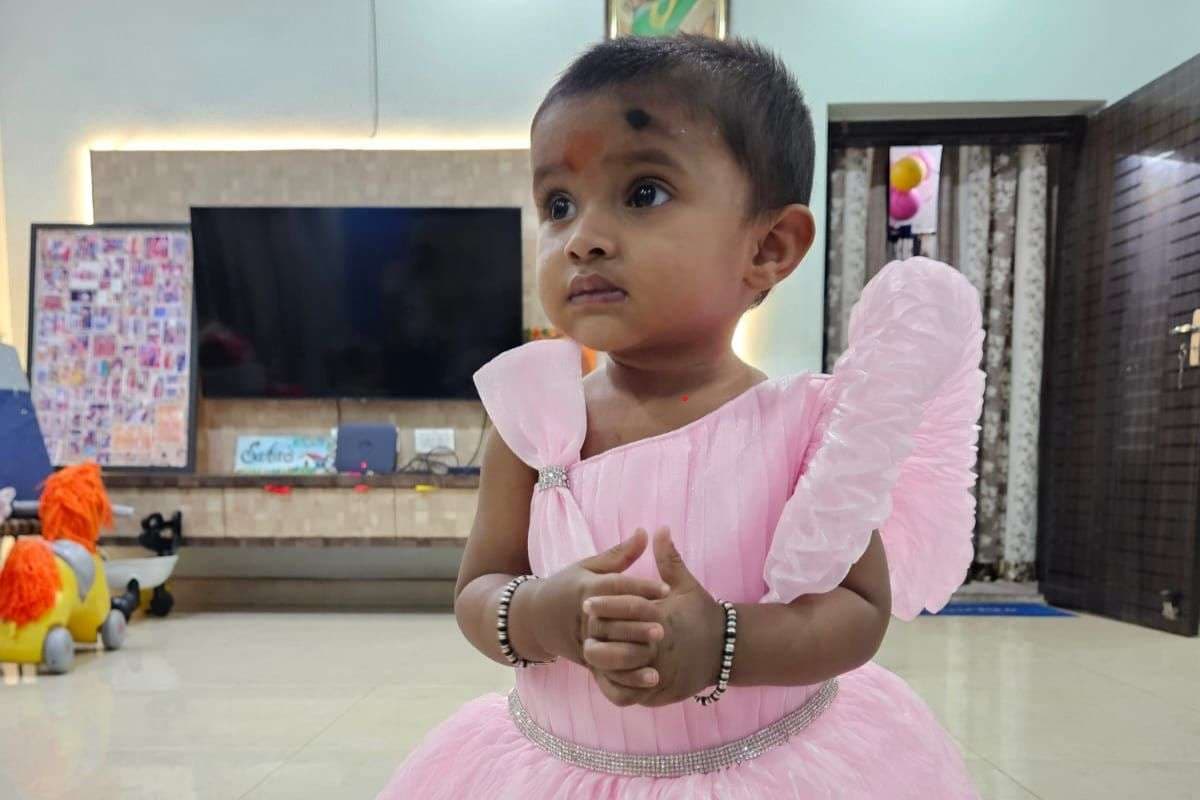 धनबाद में कार ने छीनी मासूम की जिंदगी: पिता के सामने 2 साल की बेटी कुचली गयी, छाया मातम