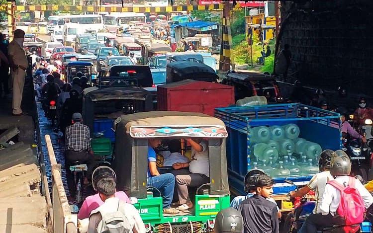 Dhanbad News: बरमसिया पुल बंद होने से यातायात व्यवस्था बेहाल, बैंक मोड़ घंटों जाम