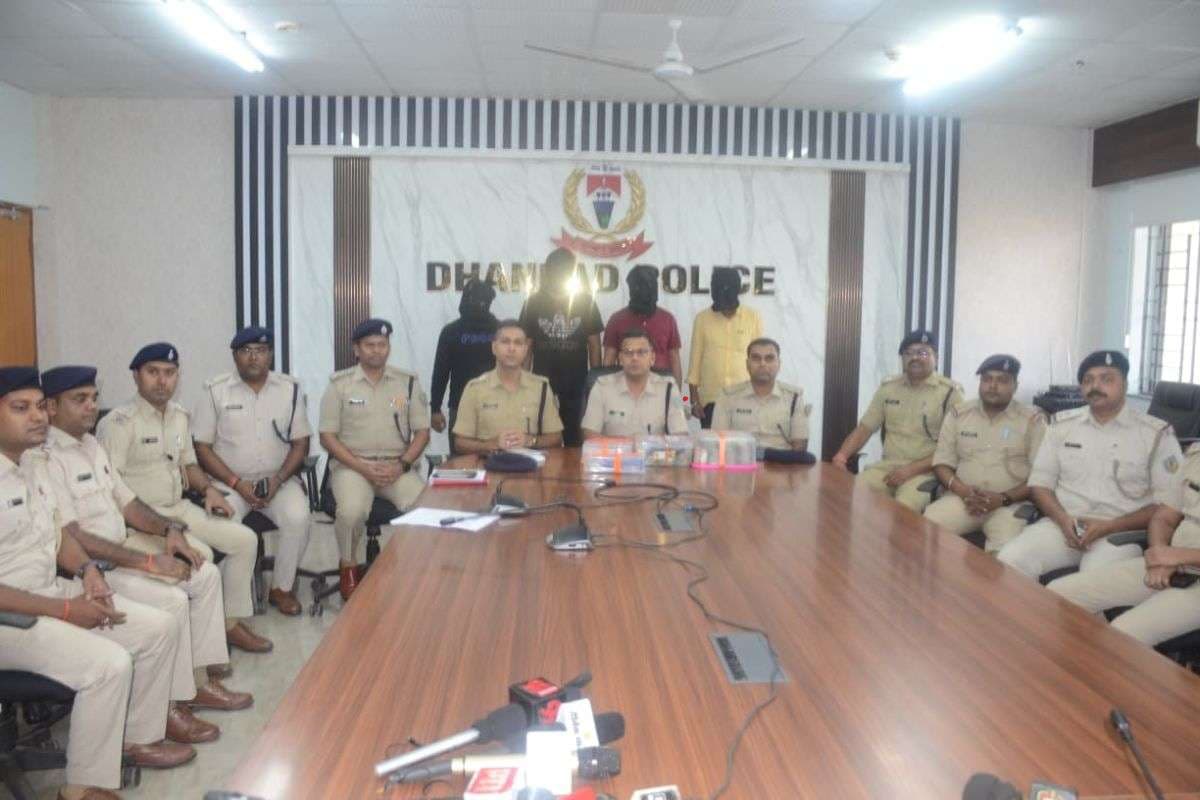 दुबई में बैठा गैंगस्टर प्रिंस का नेटवर्क ध्वस्त, धनबाद से 4 गुर्गे गिरफ्तार, हवाला और क्रिप्टो से होता था कैश ट्रांसफर