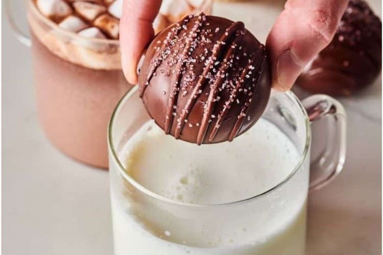 Hot Chocolate Bomb Recipe: सिर्फ एक चॉकलेट बॉम्ब पीयें और ठंड को कहें गुडबाॅय