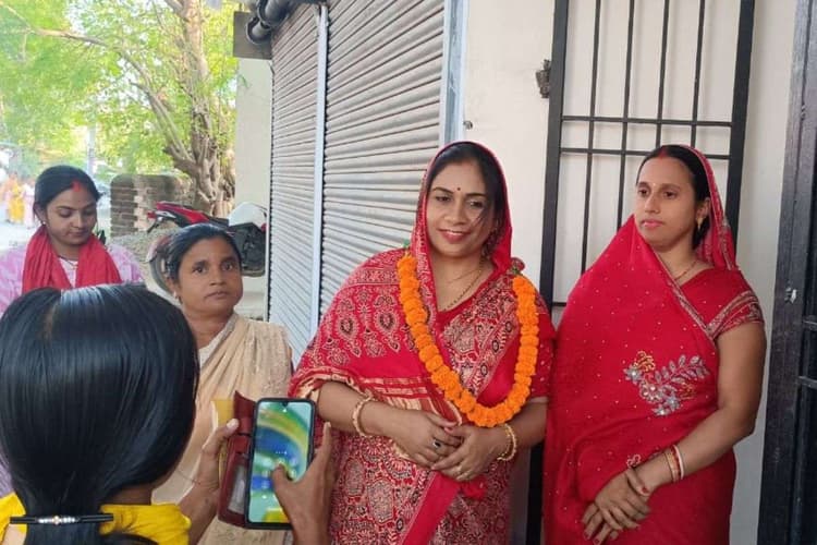 शेरघाटी में उम्मीदवारों की पत्नियां संभाल रहीं प्रचार की कमान, महिलाओं की टोली इस तरह कर रही वोट की अपील