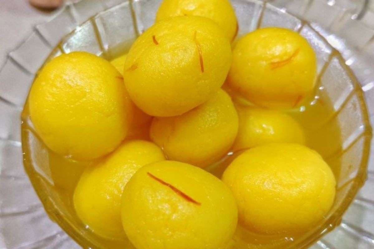 Kamala Bhog Recipe in Hindi: स्वादिष्ट और झटपट बनने वाली स्पॉन्जी ऑरेंज रसगुल्ला रेसिपी Kamala Bhog Recipe in Hindi: स्वादिष्ट और झटपट बनने वाली स्पॉन्जी ऑरेंज रसगुल्ला रेसिपी