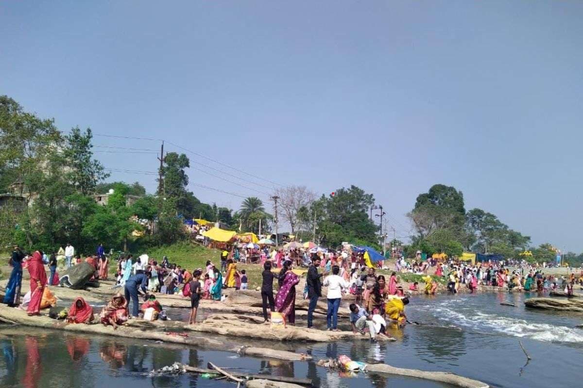 दूषित जल, पर भक्तों का विश्वास अटूट, रांची की स्वर्णरेखा में भक्तों ने लगाई आस्था की डुबकी