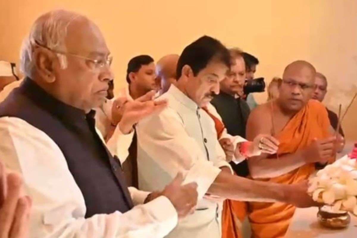 Bihar Elections 2025: рдмреЛрдзрдЧрдпрд╛ рдкрд╣реБрдВрдЪреЗ рдорд▓реНрд▓рд┐рдХрд╛рд░реНрдЬреБрди рдЦрдбрд╝рдЧреЗ, рдмреЛрдзрд┐рд╡реГрдХреНрд╖ рдХреЗ рдиреАрдЪреЗ рд▓рдЧрд╛рдпрд╛ рдзреНрдпрд╛рди