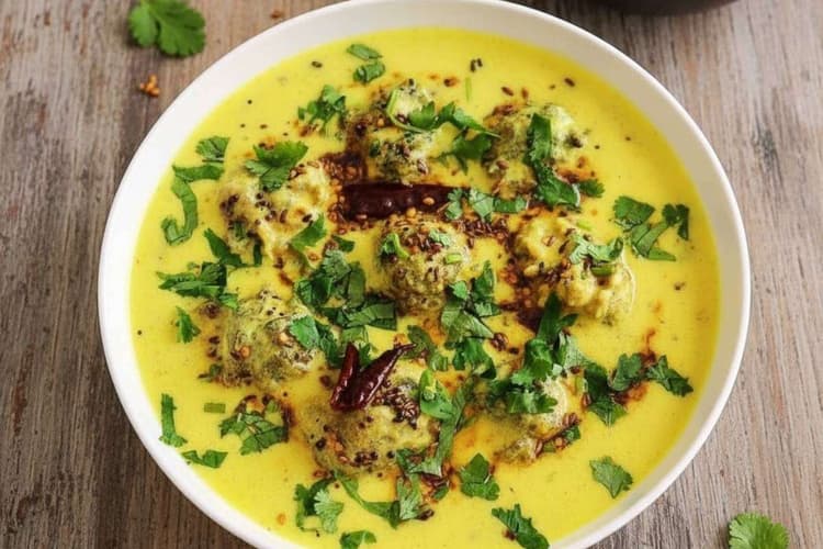 Methi Pakoda Kadhi Recipe: कढ़ी के साथ करें मेथी पकोड़ा वाला ट्विस्ट - आज ही बनाएं मेथी पकोड़ा कढ़ी