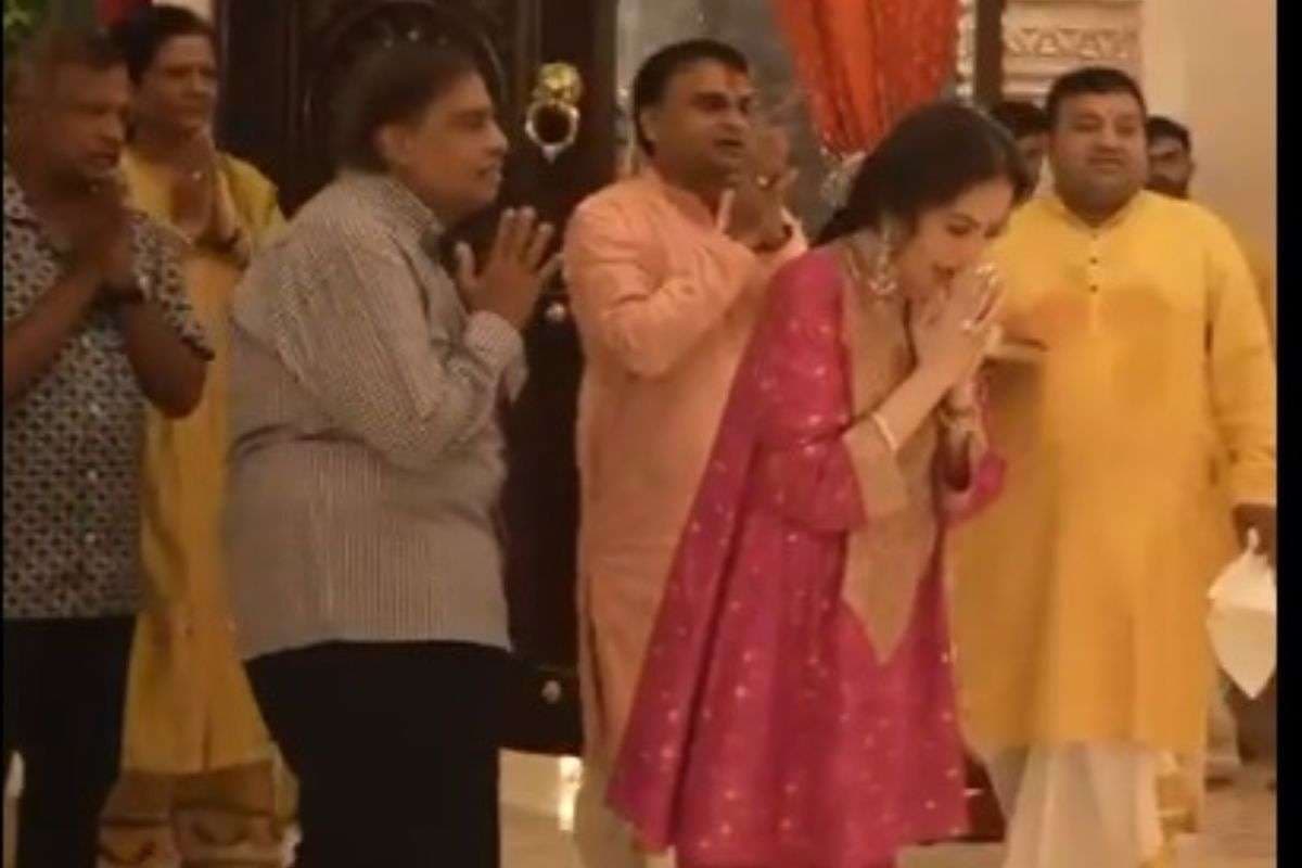 पिंक कलर के सूट में मंदिर पहुंचीं नीता अंबानी, अपने 62वें जन्मदिन पर भगवान को किया साष्टांग प्रणाम, Video