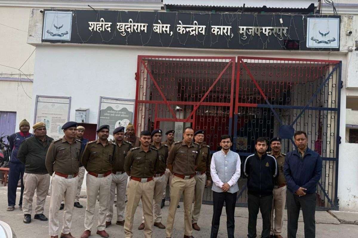 Muzaffarpur: सेंट्रल जेल में 105 मिनट तक डीएम और SSP ने की छापेमारी, 100 सिपाहियों ने ली हर वार्ड में की तलाशी