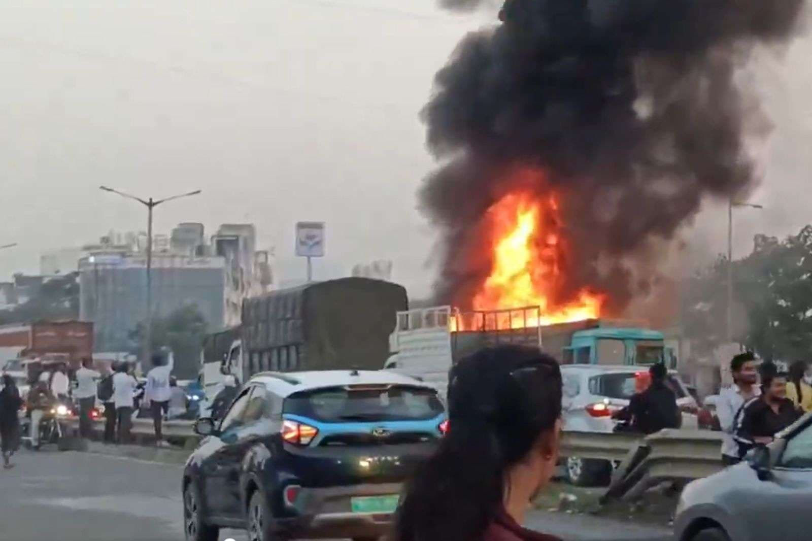 Pune Big Accident: पुणे के नवले में बड़ा हादसा, सामान भरे ट्रक ने मारी कई वाहनों में टक्कर, हादसे में 8 लोगों की मौत