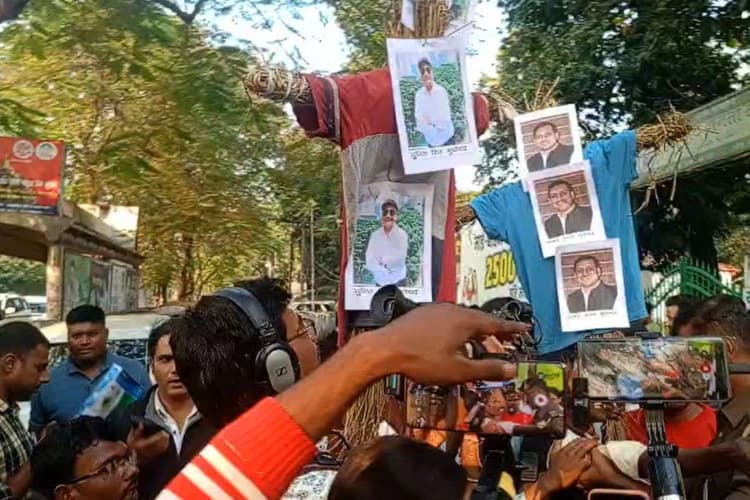 RJD कार्यालय के बाहर कार्यकर्ताओं ने संजय यादव का पुतला फूंका, दलाल हटाओ-पार्टी बचाओ का लगा नारा