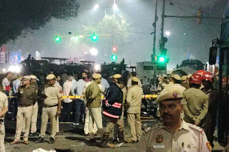 Red Fort Car Blast: लाल किले के पास कार में जोरदार धमाका, 8 लोगों की मौत, 24 घायल, कई गाड़ियों में लगी आग, देखें Video