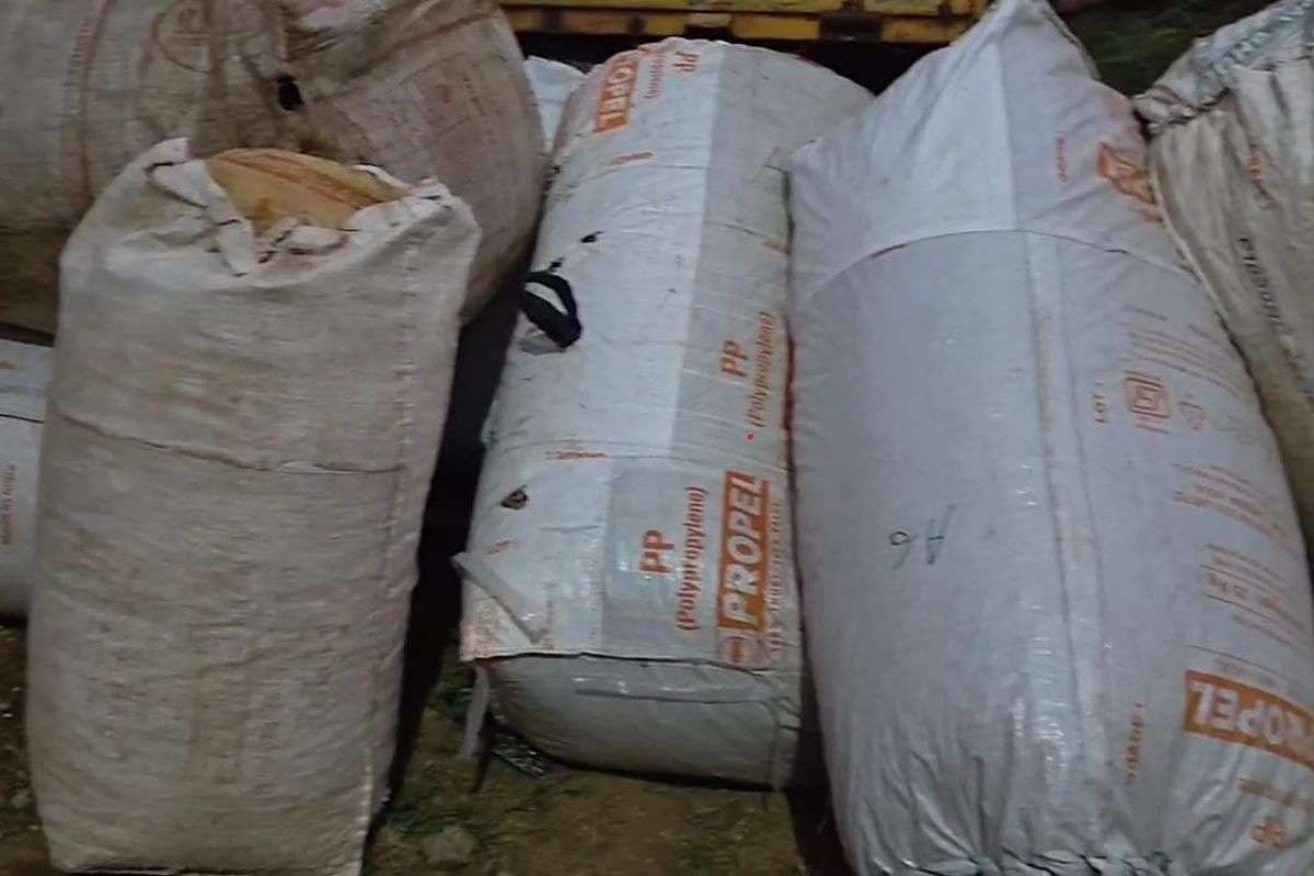 सरायकेला पुलिस की बड़ी कार्रवाई, प्रतिबंधित डोडा के साथ छोटा वैन जब्त