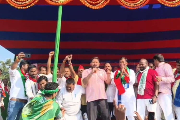 Bihar Chunav 2025 : तेजस्वी से मिलने के लिए भीड़ ने तोड़ा बैरिकेडिंग, हालात को संभालने में छूटे पुलिस के पसीने