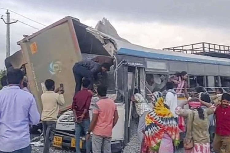 Telangana Accident : बस और ट्रक के बीच जोरदार टक्कर, 19 की मौत, वीडियो आया सामने